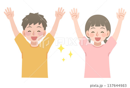 万歳をする男の子と女の子のイラスト 万歳をする男の子と女の子のイラスト 137644983