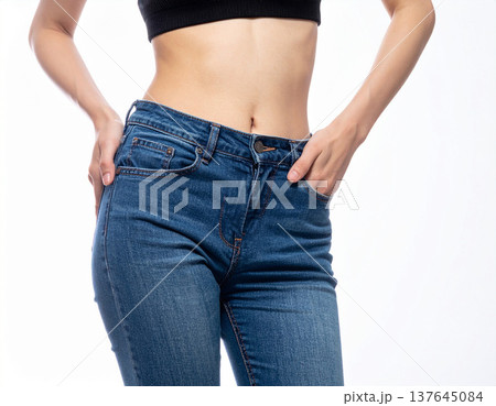 ダイエットに成功した女性　引き締まったくびれのあるウエスト 137645084