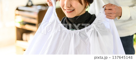 カットの準備をする笑顔の女性客 137645148