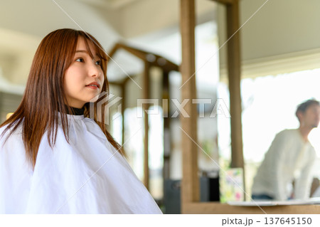 美容院で髪を整える女性 137645150