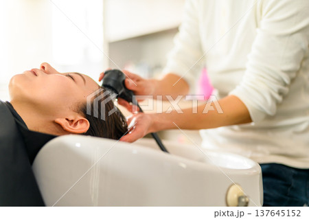 美容師によるシャンプーのクローズアップ 美容師によるシャンプーのクローズアップ 137645152