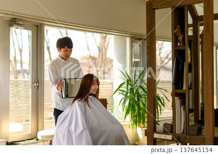 美容師と客が鏡で仕上がりを確認 137645154