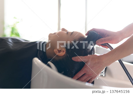 美容院でシャンプー台で洗髪 137645156