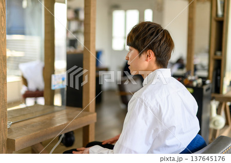 美容室で男性客がカットを待つ 137645176