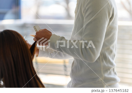 美容師が髪をカットする 137645182