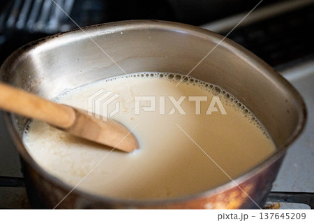 牛乳と酢を使ってカッテージチーズ作り・鍋 牛乳と酢を使ってカッテージチーズ作り・鍋 137645209