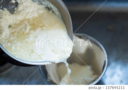 牛乳と酢を使ってカッテージチーズ作り・こす 牛乳と酢を使ってカッテージチーズ作り・こす 137645211