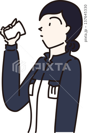 紙コップで水分補給をする作業服を着た女性のイラスト 紺色バージョン 紙コップで水分補給をする作業服を着た女性のイラスト 紺色バージョン 137645330