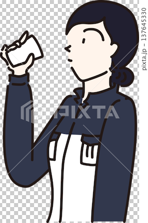 紙コップで水分補給をする作業服を着た女性のイラスト 紺色バージョン 紙コップで水分補給をする作業服を着た女性のイラスト 紺色バージョン 137645330