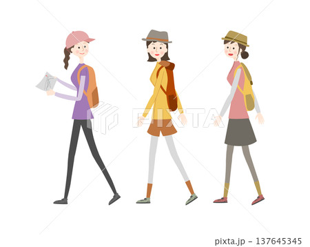 話しながらハイキングをする若い女性たち 話しながらハイキングをする若い女性たち 137645345