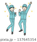 作業着姿の元気なベテラン男女のカラーイラスト（帽子あり） 137645354