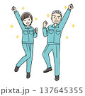 作業着姿の元気なベテラン男女のカラーイラスト（帽子なし） 137645355