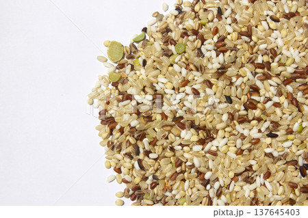 These are grains of mixed grain. These are grains of mixed grain. 137645403