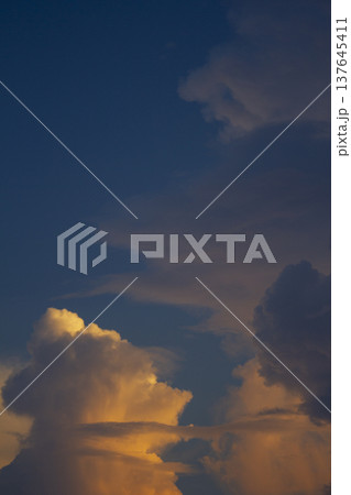 It is a cumulonimbus cloud that receives late afternoon sunlight. It is a cumulonimbus cloud that receives late afternoon sunlight. 137645411
