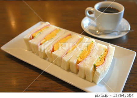 たまごサンドイッチとコーヒーの朝食2 137645504