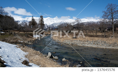 冠雪の北アルプスと清流 長野県白馬村 冠雪の北アルプスと清流 長野県白馬村 137645576