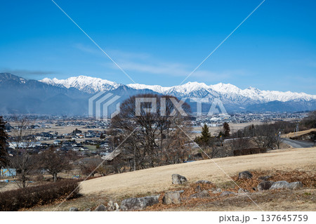 冠雪の北アルプス 山並みと稜線 冠雪の北アルプス 山並みと稜線 137645759