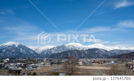 冠雪の北アルプス　山並みと稜線 137645760