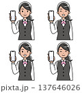 笑顔でスマホを見せる制服の外国人女性のイラスト 137646026