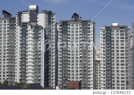 This is an apartment building in downtown Seoul. 137646233