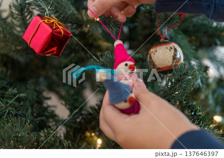 クリスマスツリーの飾り付け クリスマスツリーの飾り付け 137646397
