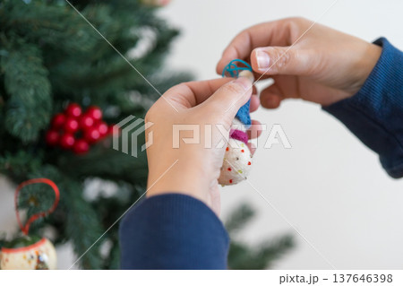 クリスマスツリーの飾り付け クリスマスツリーの飾り付け 137646398