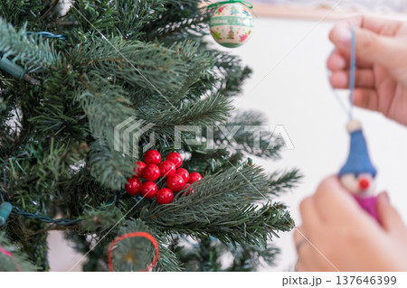 クリスマスツリーの飾り付け クリスマスツリーの飾り付け 137646399