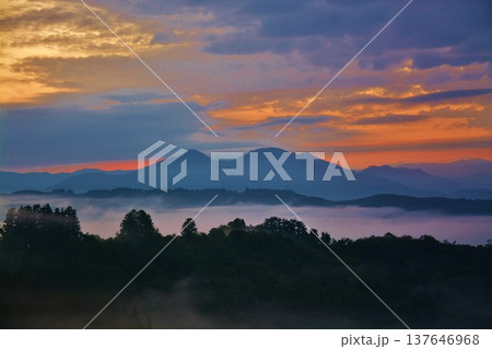 雲海朝焼けの越後里山夜明け 雲海朝焼けの越後里山夜明け 137646968