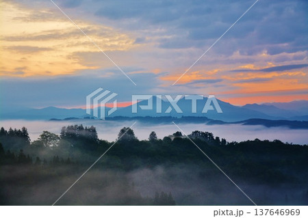 雲海朝焼けの越後里山夜明け 雲海朝焼けの越後里山夜明け 137646969