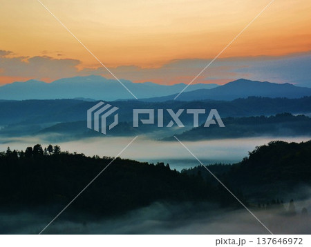 雲海朝焼けの越後里山夜明け 137646972