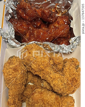 Crispy fried chicken with golden, crunchy skin and juicy, tender meat. A delicious and savory dish, perfect for any meal, served with dipping sauces or side dishes for extra flavor! 137647305