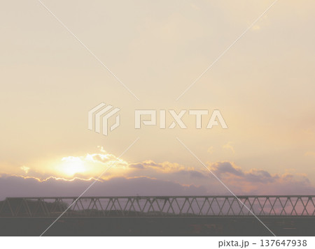 夕暮れ時の鉄橋と広大な空 137647938