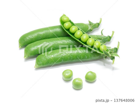 green peas vegetable bean isolated on white green peas vegetable bean isolated on white 137648006