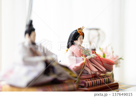 雛人形(男雛と女雛)／ひな祭り・桃の節句の日本伝統行事 137649015