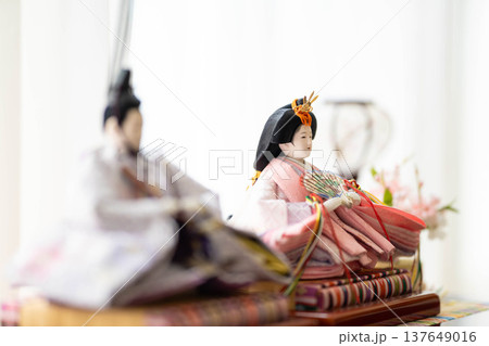 雛人形(男雛と女雛)／ひな祭り・桃の節句の日本伝統行事 137649016