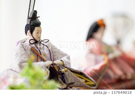 雛人形(男雛と女雛)/ひな祭り・桃の節句の日本伝統行事 雛人形(男雛と女雛)/ひな祭り・桃の節句の日本伝統行事 137649018