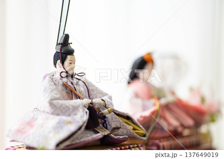 雛人形(男雛と女雛)/ひな祭り・桃の節句の日本伝統行事 雛人形(男雛と女雛)/ひな祭り・桃の節句の日本伝統行事 137649019