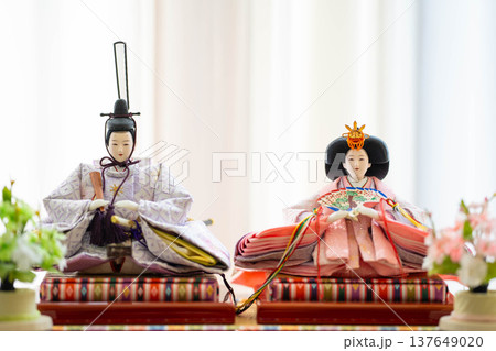 雛人形(男雛と女雛)／ひな祭り・桃の節句の日本伝統行事 137649020