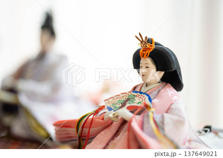 雛人形(男雛と女雛)／ひな祭り・桃の節句の日本伝統行事 137649021