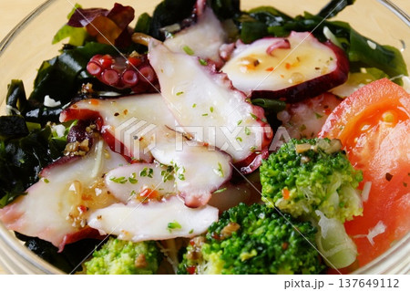 タコとワカメのサラダ タコとワカメのサラダ 137649112