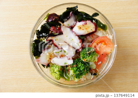 タコとワカメのサラダ 137649114