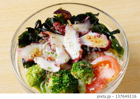 タコとワカメのサラダ 137649116