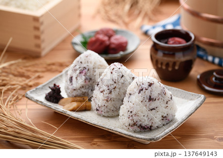 赤しそご飯のおにぎりと梅干しの和朝食 赤しそご飯のおにぎりと梅干しの和朝食 137649143