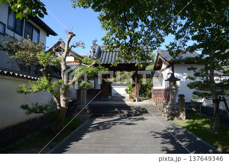 奈良町 徳融寺 境内参道と中門 奈良市鳴川町 奈良町 徳融寺 境内参道と中門 奈良市鳴川町 137649346