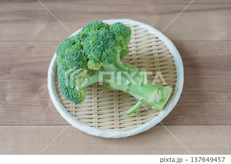 ザルの上のブロッコリー ザルの上のブロッコリー 137649457