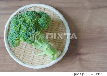 ザルの上のブロッコリー ザルの上のブロッコリー 137649459