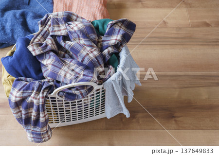 洗濯物が乱雑に入ったランドリーバスケット 洗濯物が乱雑に入ったランドリーバスケット 137649833