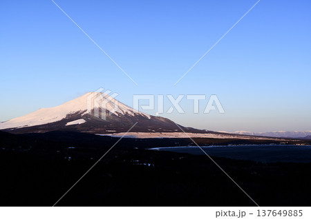 3月、山中湖明神山の風景 (撮影地：山中湖明神山パノラマ台付近) 137649885