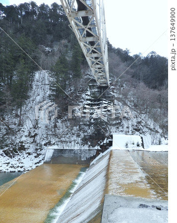 早春のなごり雪と餓鬼ヶ咽橋の架かる王滝川の堰堤 早春のなごり雪と餓鬼ヶ咽橋の架かる王滝川の堰堤 137649900