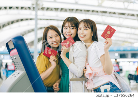 海外旅行に出掛ける女性三人組 「撮影協力:関西国際空港(KIX)」 海外旅行に出掛ける女性三人組 「撮影協力:関西国際空港(KIX)」 137650264